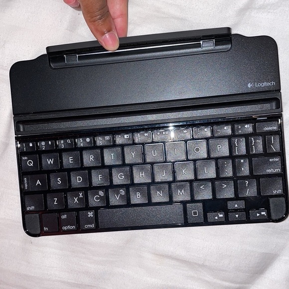 Logitech ultra thin magnetic Bluetooth clip on keyboard cover for iPad mini - Picture 7 of 8